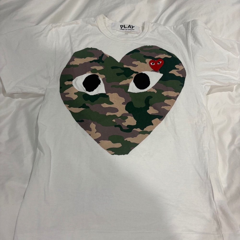 Comme Des garçon play tshirt